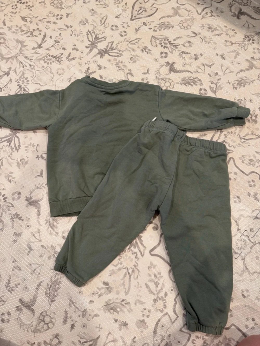 Green Sweatshirt & Jogger Set - Picture 2 of 2